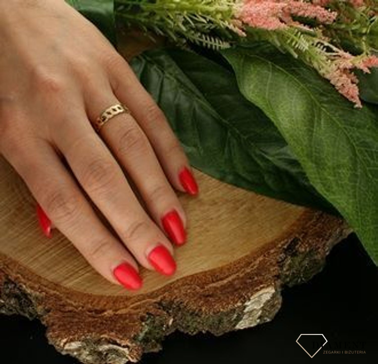 Złoty pierścionek szeroki 333 piękna pancerka na palec PI 5884 333. Piękny i elegancki pierścionek wykonano z żółtego złota. Dodatek łączy w sobie symbolikę kruszcu i kolor (1).jpg